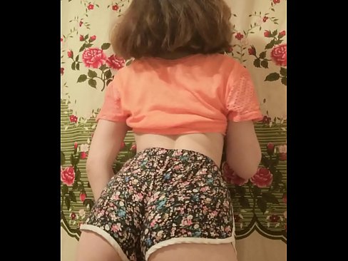 ❤️ Sexy junges Babe zieht ihre Shorts vor der Kamera aus ☑ Homemade porn bei uns ❌